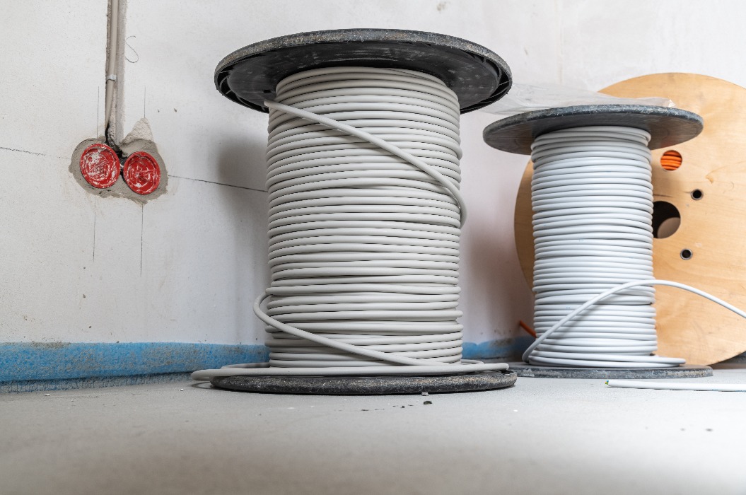 Kabeltrommeln auf einer Baustelle